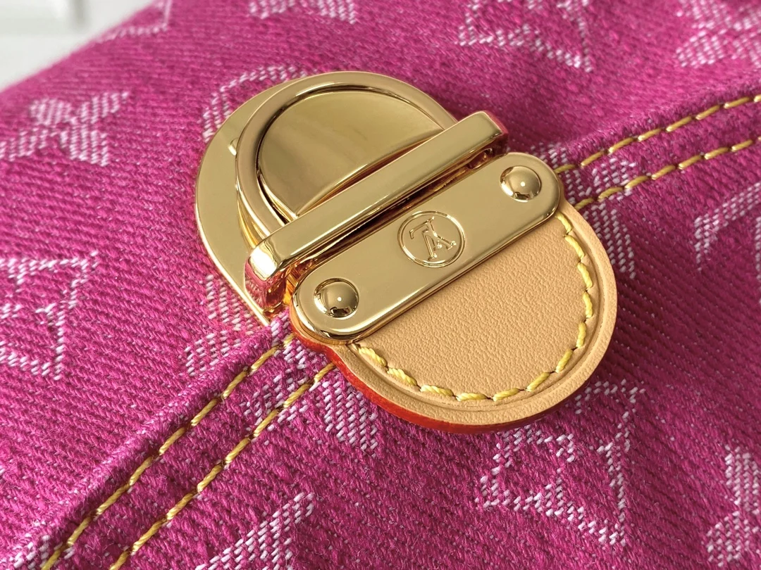 Louis Vuitton M95216 Purple Denim Crossbody Bag, Vintage Discontinued Limited Edition - Detail view 5