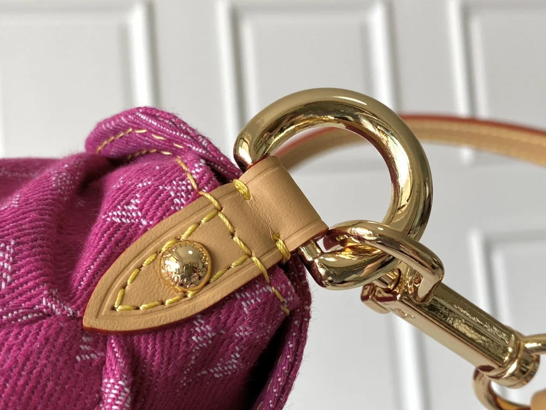 Louis Vuitton M95216 Purple Denim Crossbody Bag, Vintage Discontinued Limited Edition - Detail view 6