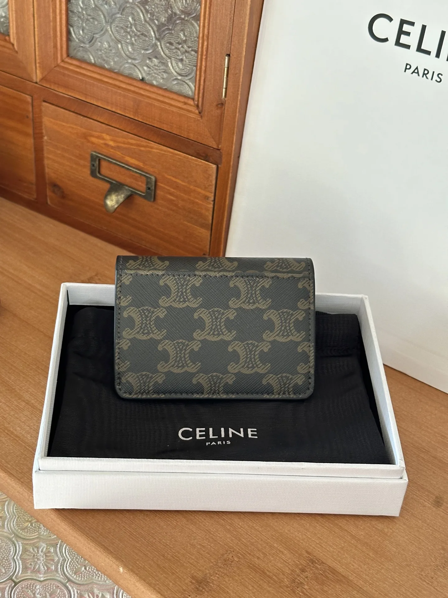 Celine 10i5834 TRIOMPHE Glossy Cowhide Leather Flap Card Holder - Detail view 2