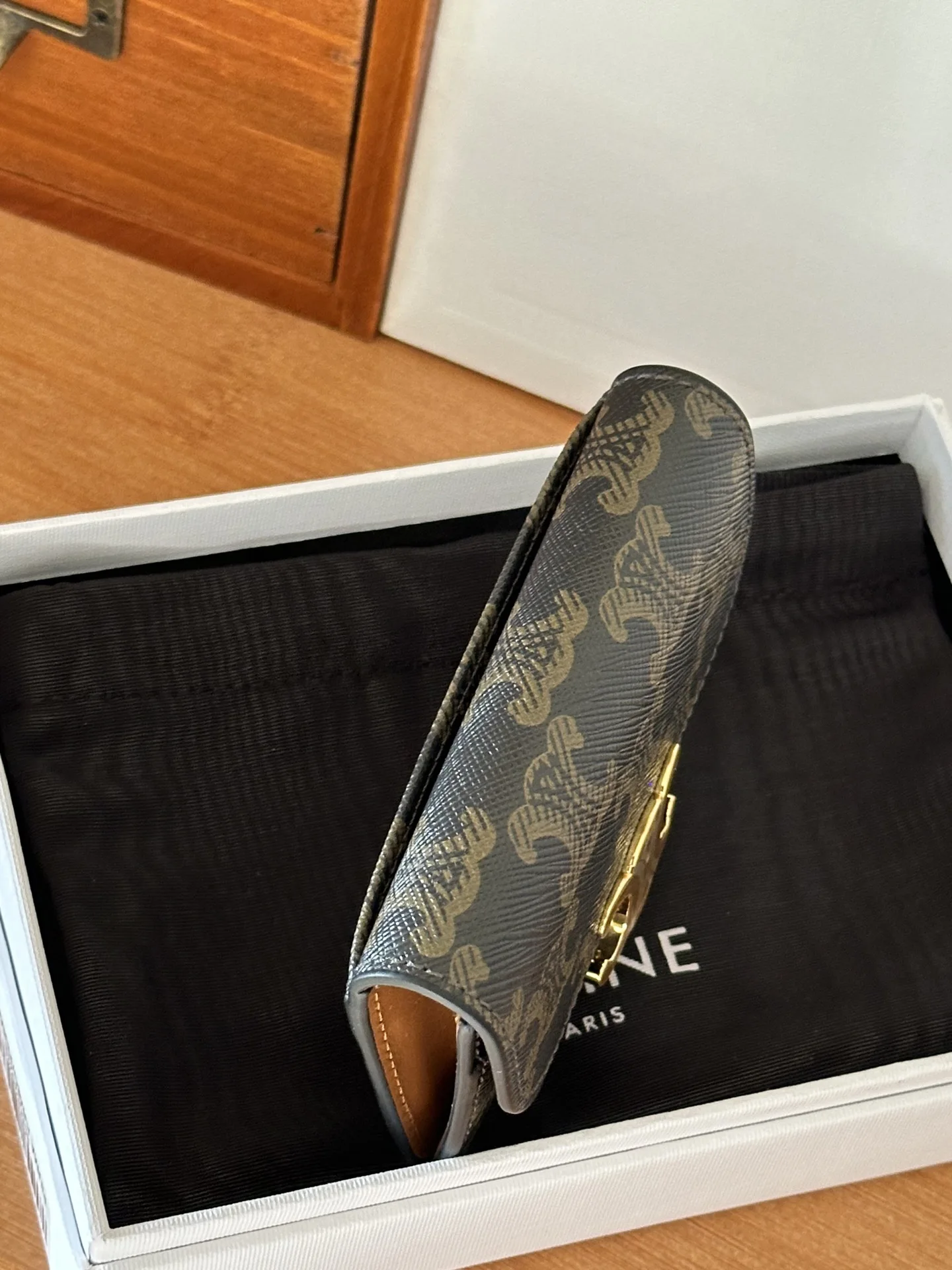 Celine 10i5834 TRIOMPHE Glossy Cowhide Leather Flap Card Holder - Detail view 3