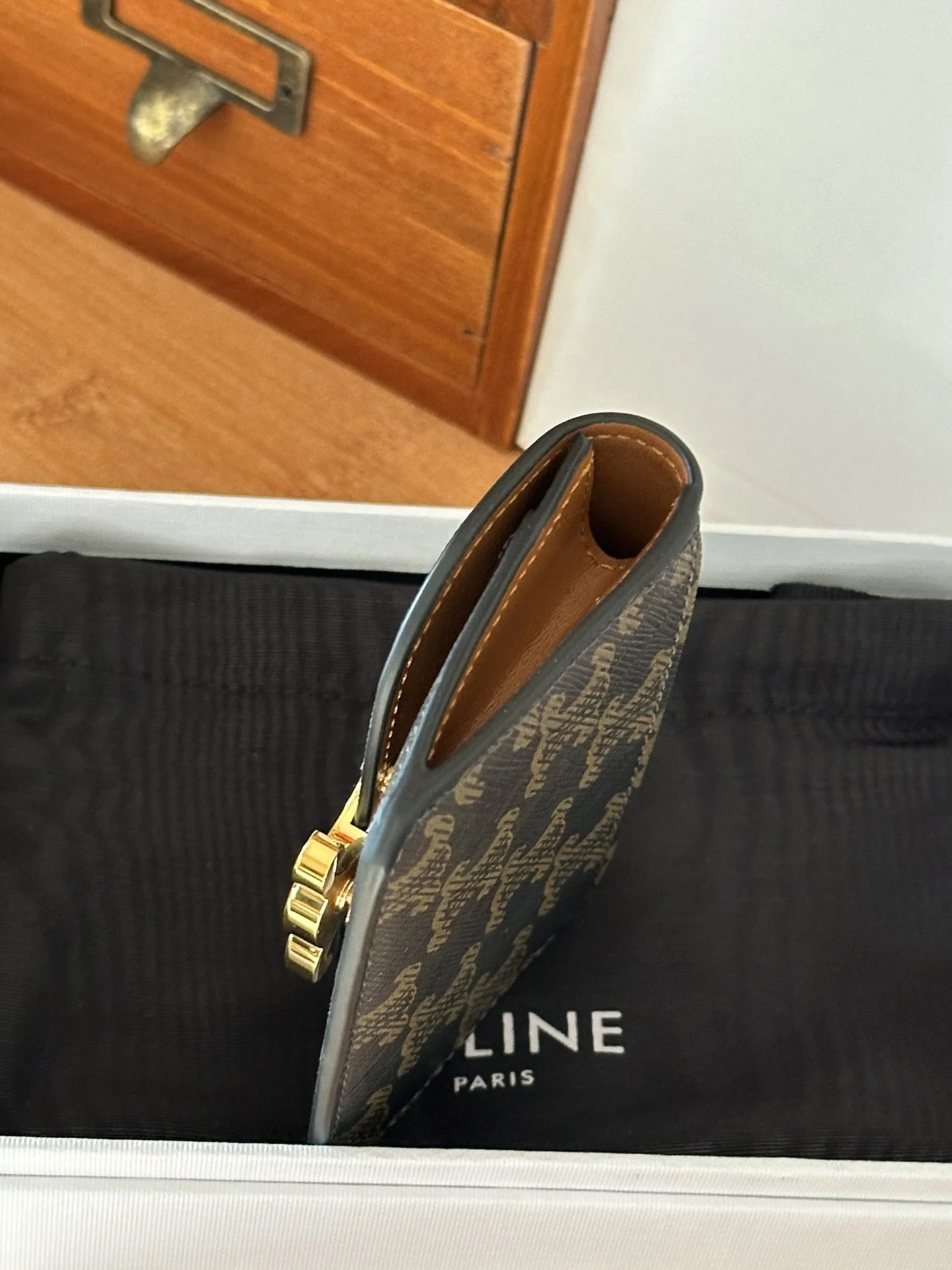 Celine 10i5834 TRIOMPHE Glossy Cowhide Leather Flap Card Holder - Detail view 4