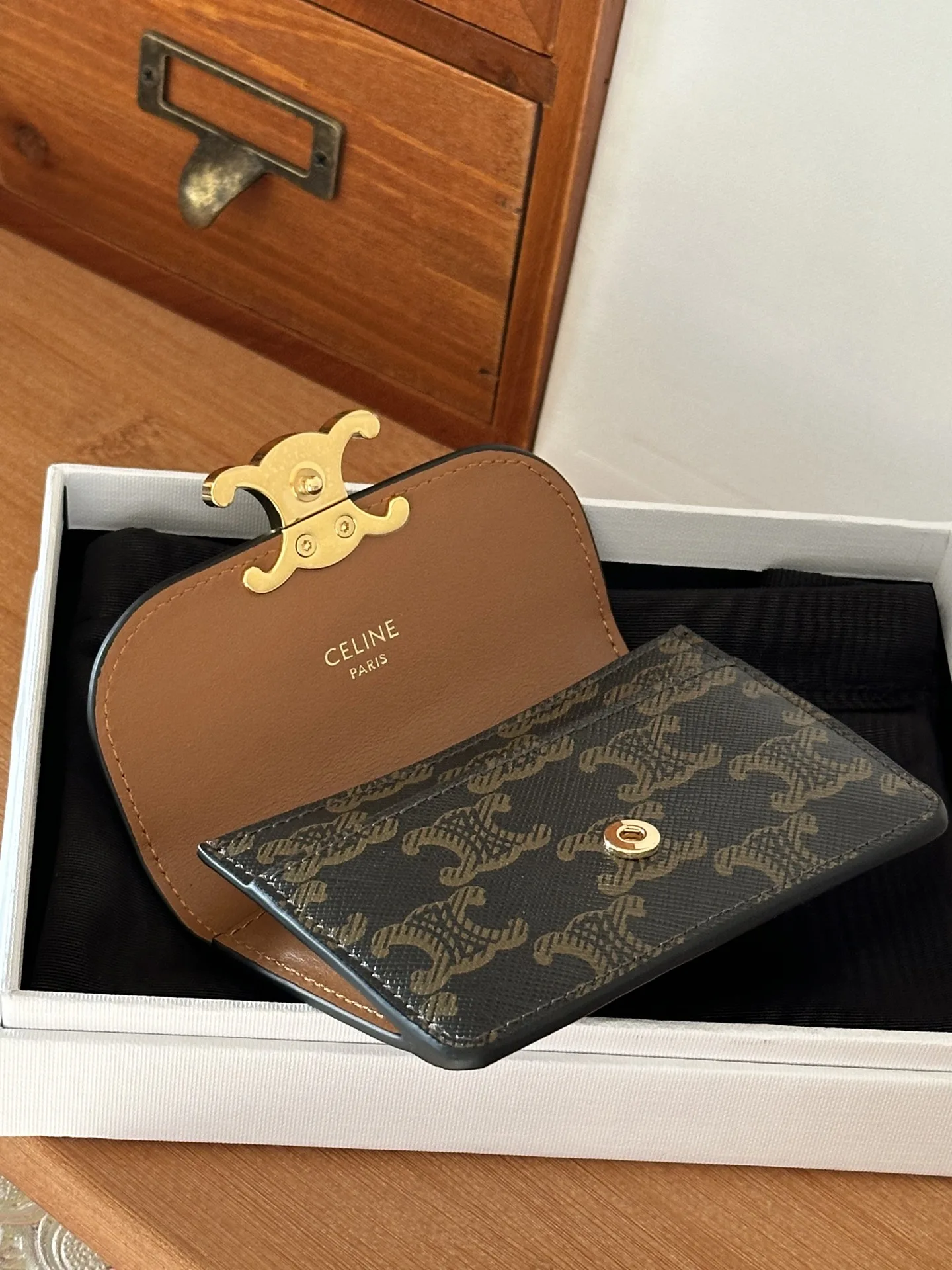 Celine 10i5834 TRIOMPHE Glossy Cowhide Leather Flap Card Holder - Detail view 5