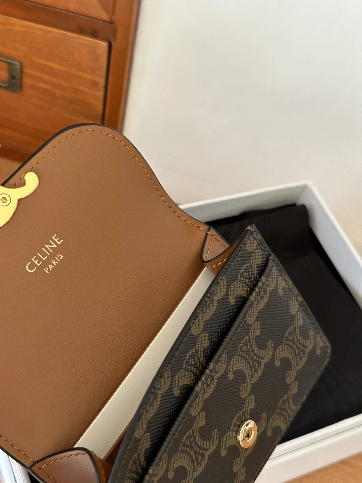 Celine 10i5834 TRIOMPHE Glossy Cowhide Leather Flap Card Holder - Detail view 6