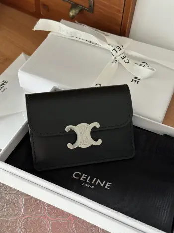 10i5834 TRIOMPHE 亮泽牛皮革翻盖卡包