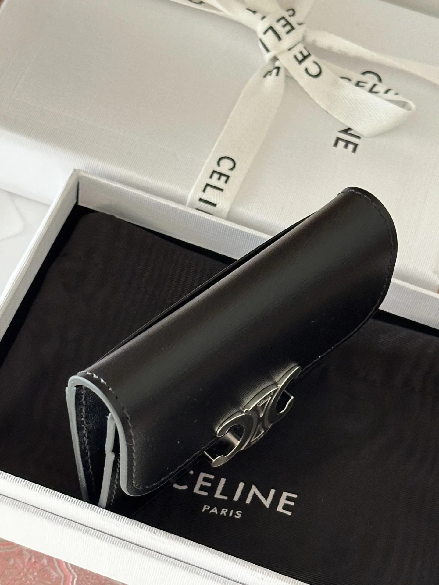 Celine 10I5834 TRIOMPHE Shiny Calfskin Flap Card Holder - Detail view 2