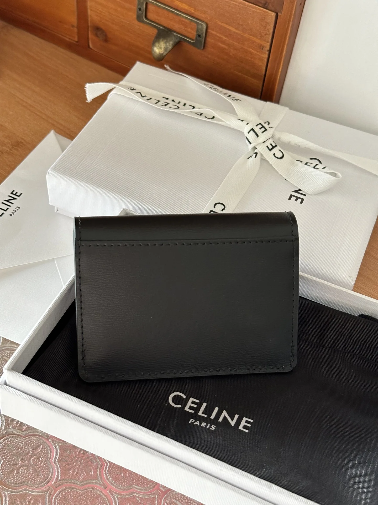 Celine 10I5834 TRIOMPHE Shiny Calfskin Flap Card Holder - Detail view 4