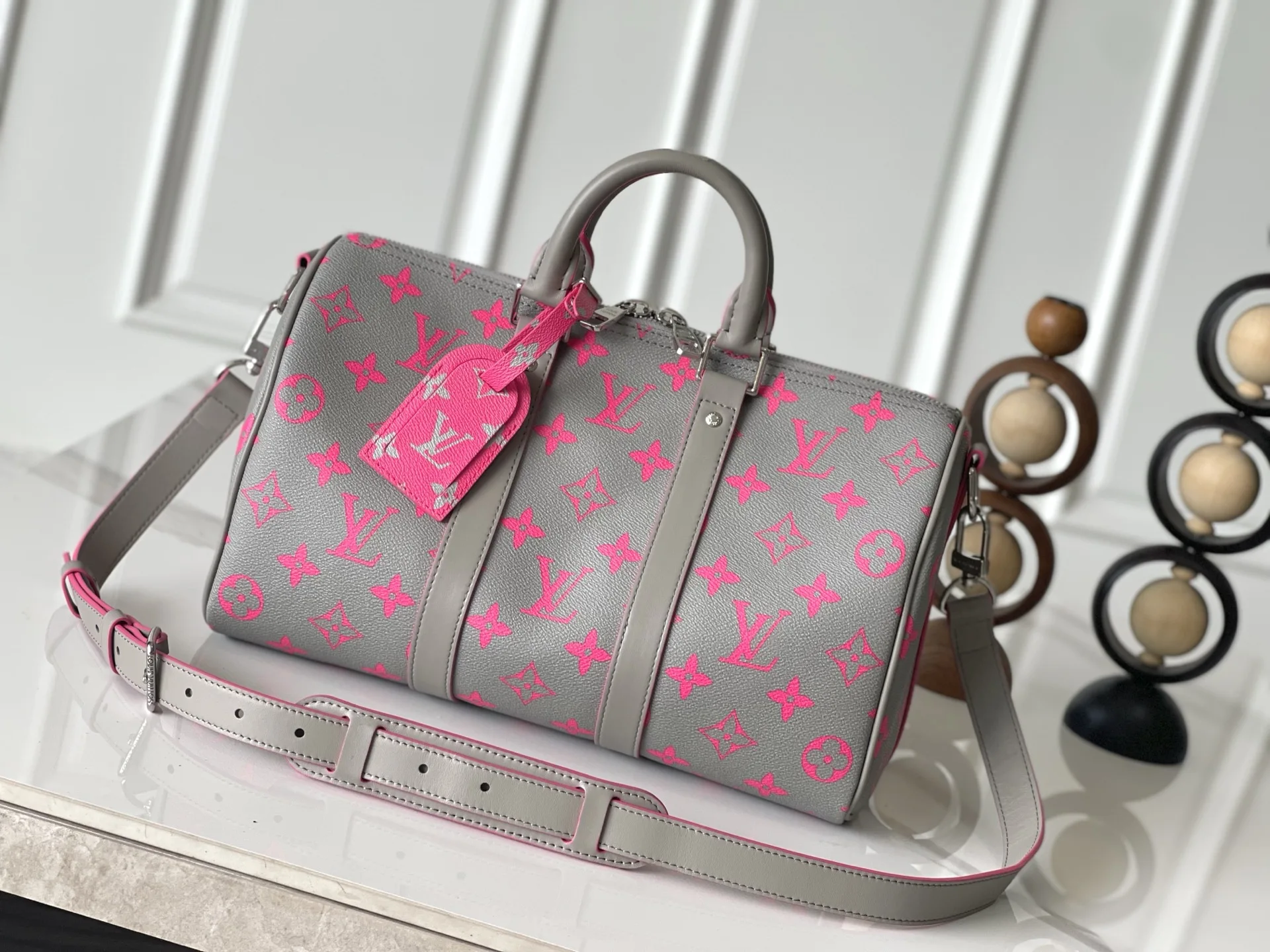Louis Vuitton M15023 Gray and Pink Silk-screen Printed Medium Keepall Bandouliere 35 - Detail view 1