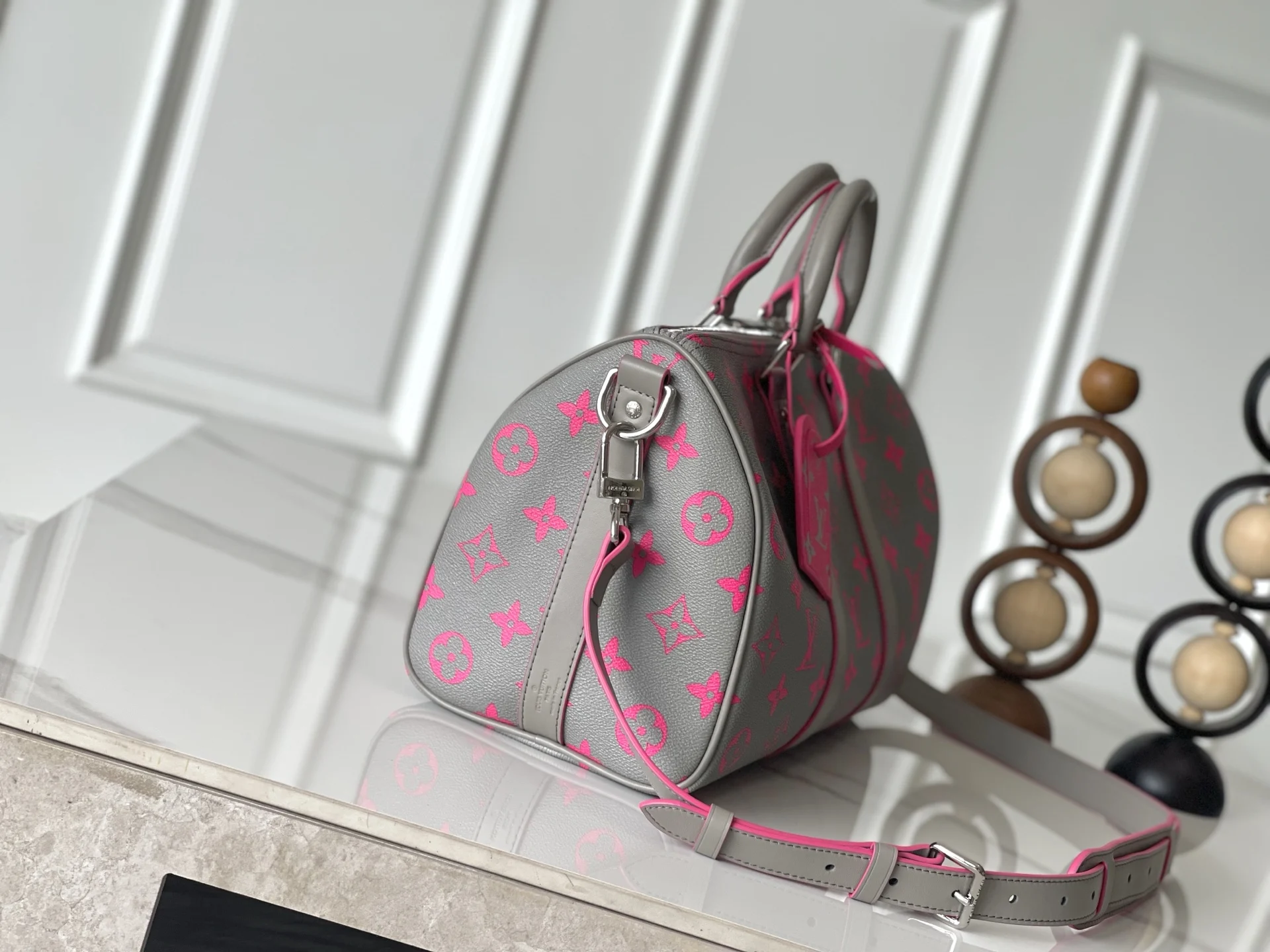 Louis Vuitton M15023 Gray and Pink Silk-screen Printed Medium Keepall Bandouliere 35 - Detail view 2