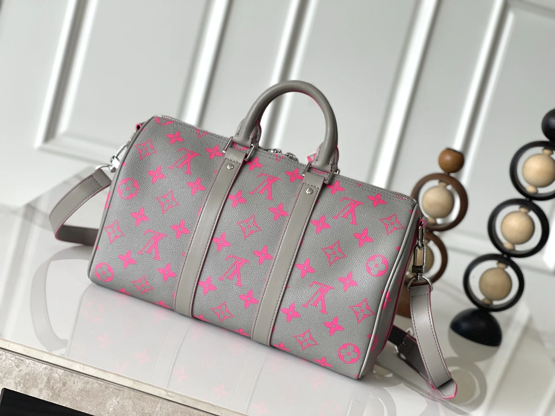 Louis Vuitton M15023 Gray and Pink Silk-screen Printed Medium Keepall Bandouliere 35 - Detail view 3