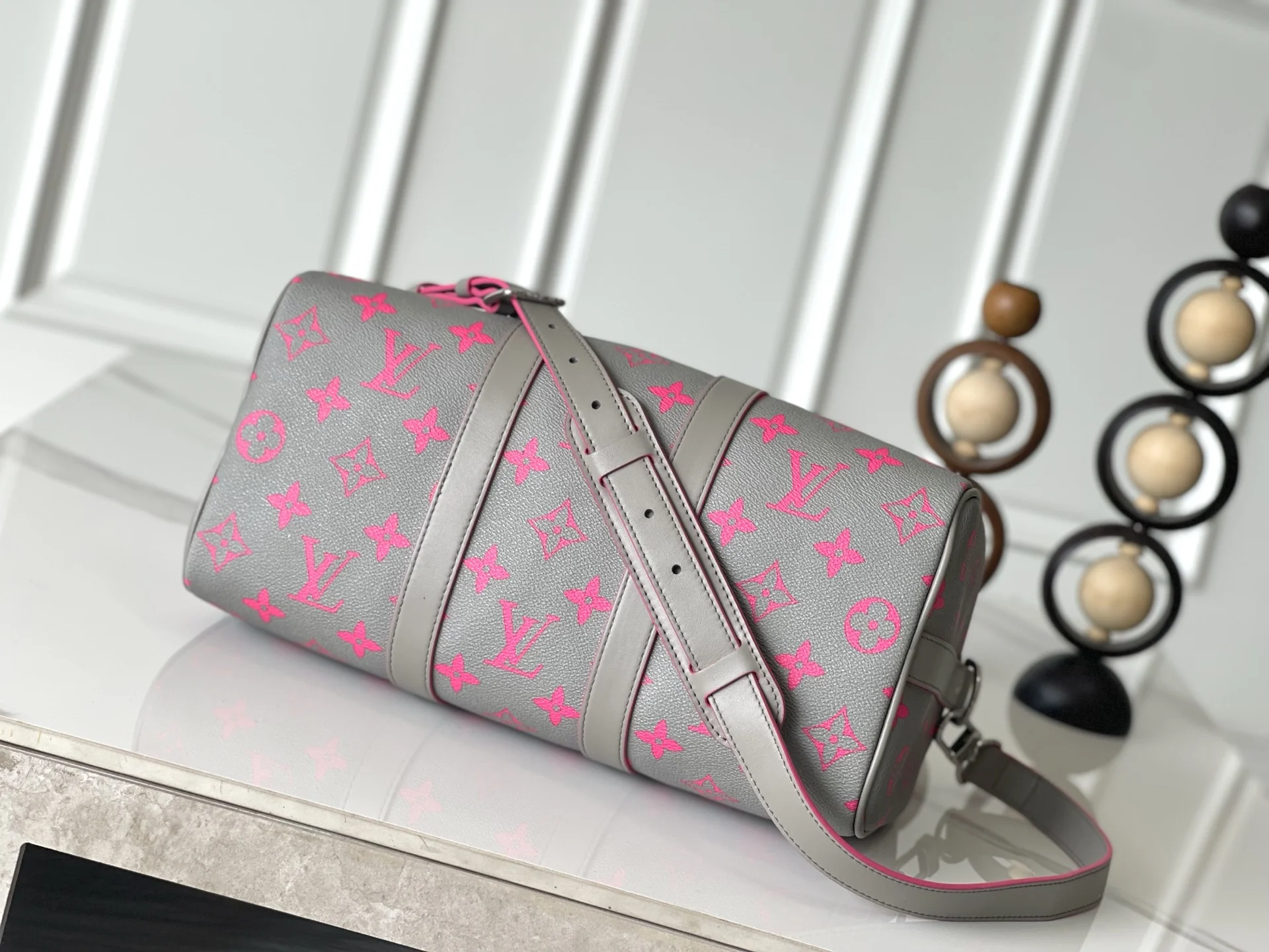 Louis Vuitton M15023 Gray and Pink Silk-screen Printed Medium Keepall Bandouliere 35 - Detail view 4