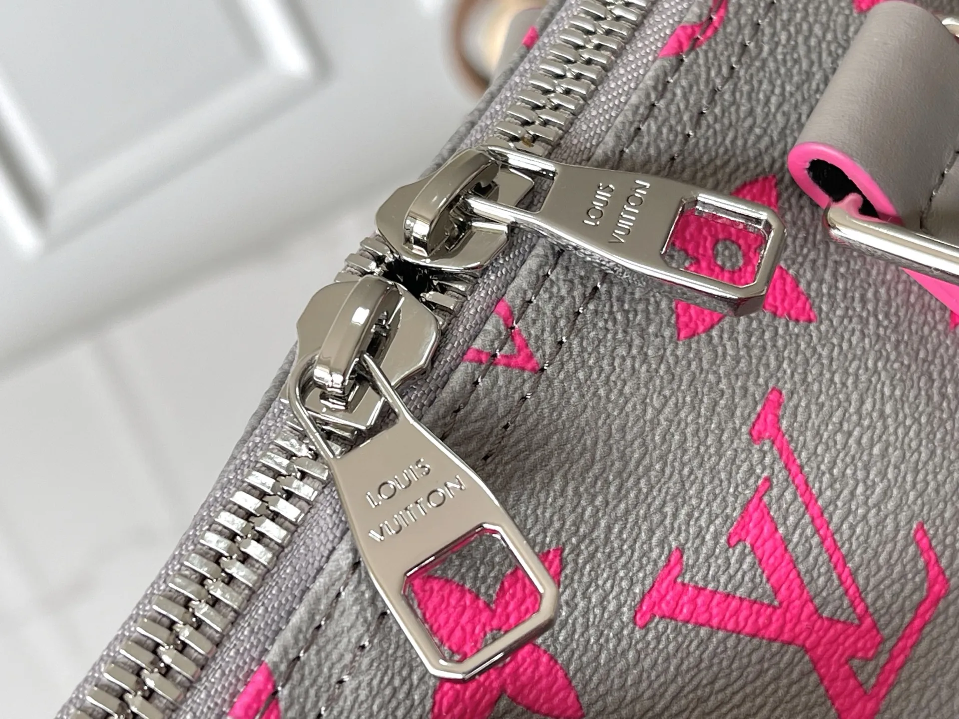 Louis Vuitton M15023 Gray and Pink Silk-screen Printed Medium Keepall Bandouliere 35 - Detail view 5