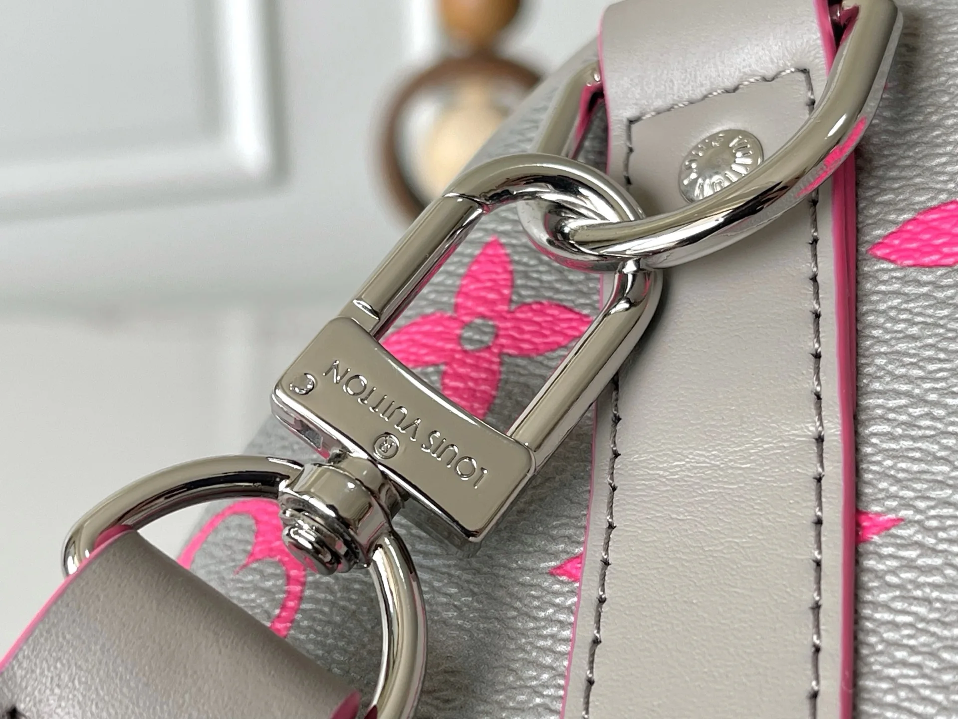 Louis Vuitton M15023 Gray and Pink Silk-screen Printed Medium Keepall Bandouliere 35 - Detail view 6