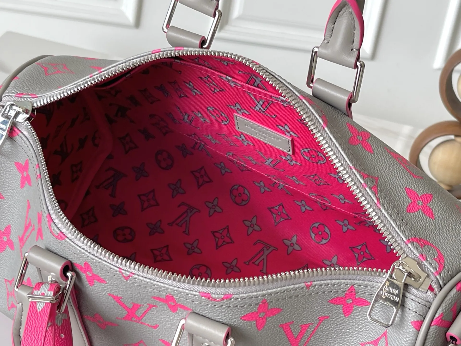 Louis Vuitton M15023 Gray and Pink Silk-screen Printed Medium Keepall Bandouliere 35 - Detail view 7