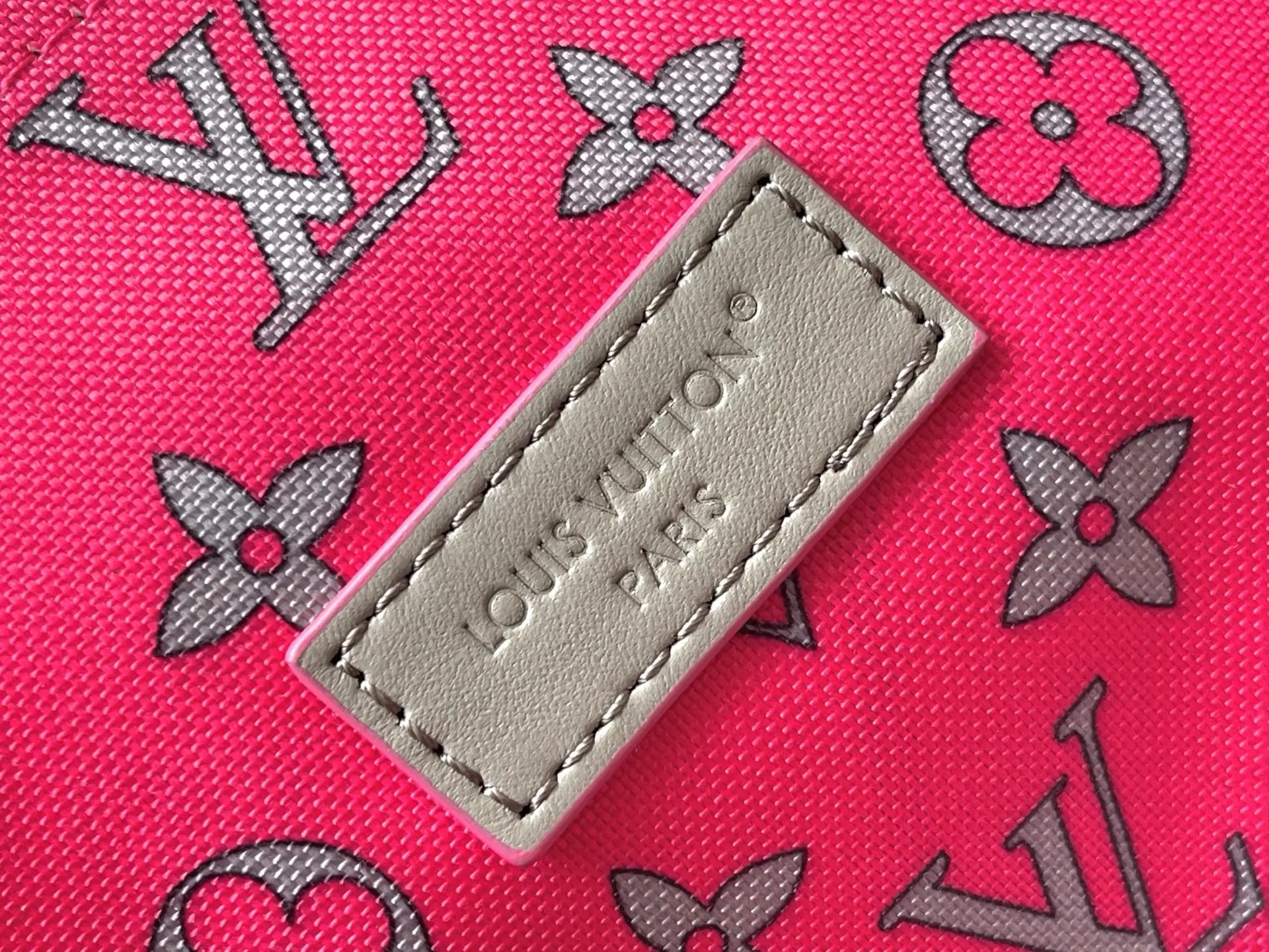 Louis Vuitton M15023 Gray and Pink Silk-screen Printed Medium Keepall Bandouliere 35 - Detail view 8