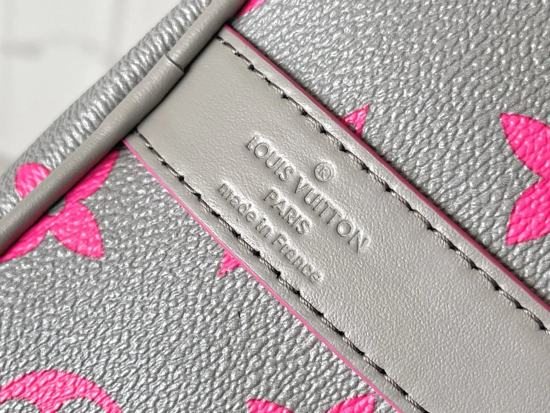 Louis Vuitton M15023 Gray and Pink Silk-screen Printed Medium Keepall Bandouliere 35 - Detail view 9