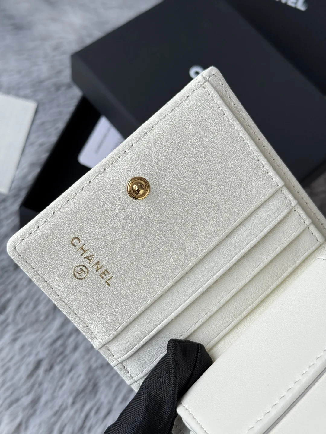 Chanel A84028 Bi-fold Wallet - Detail view 6
