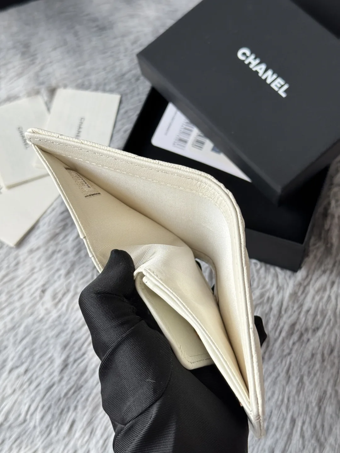 Chanel A84028 Bi-fold Wallet - Detail view 8