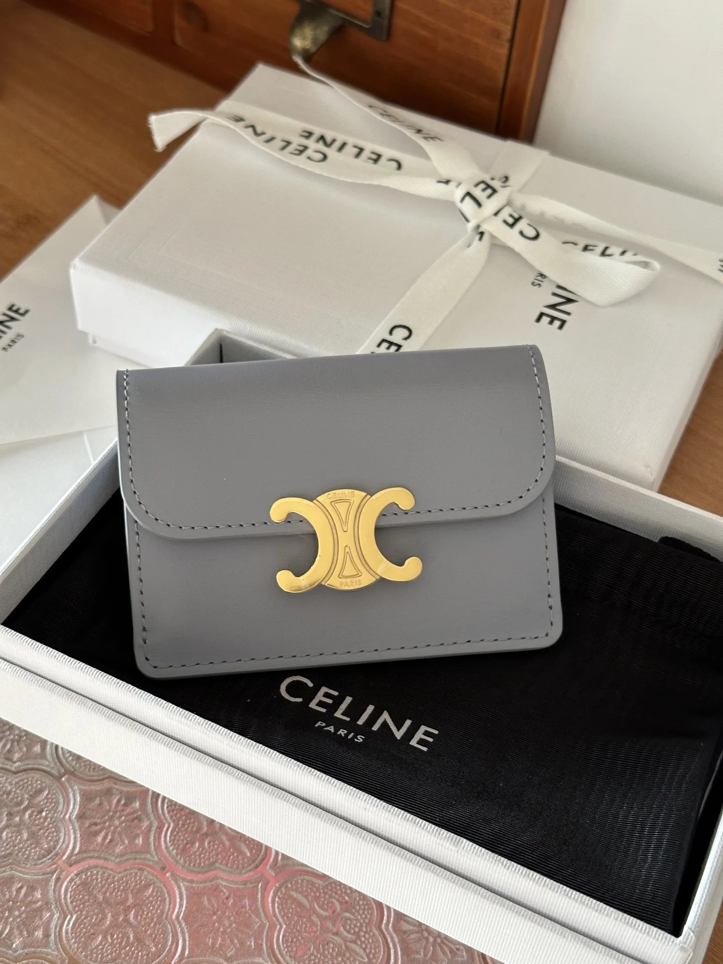 赛琳10i5834 TRIOMPHE 亮泽牛皮革翻盖卡包