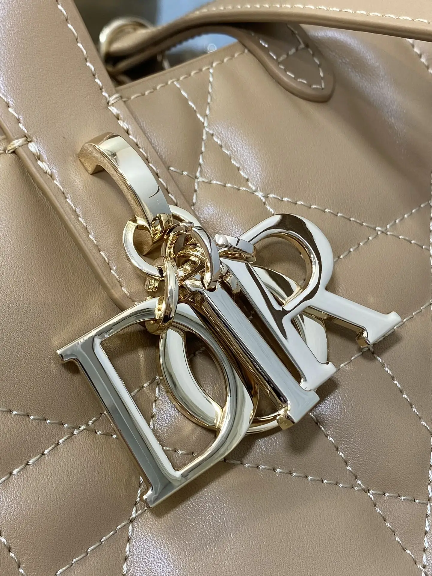 Dior Caramel Toujours Vertical Medium Handbag - Detail view 3