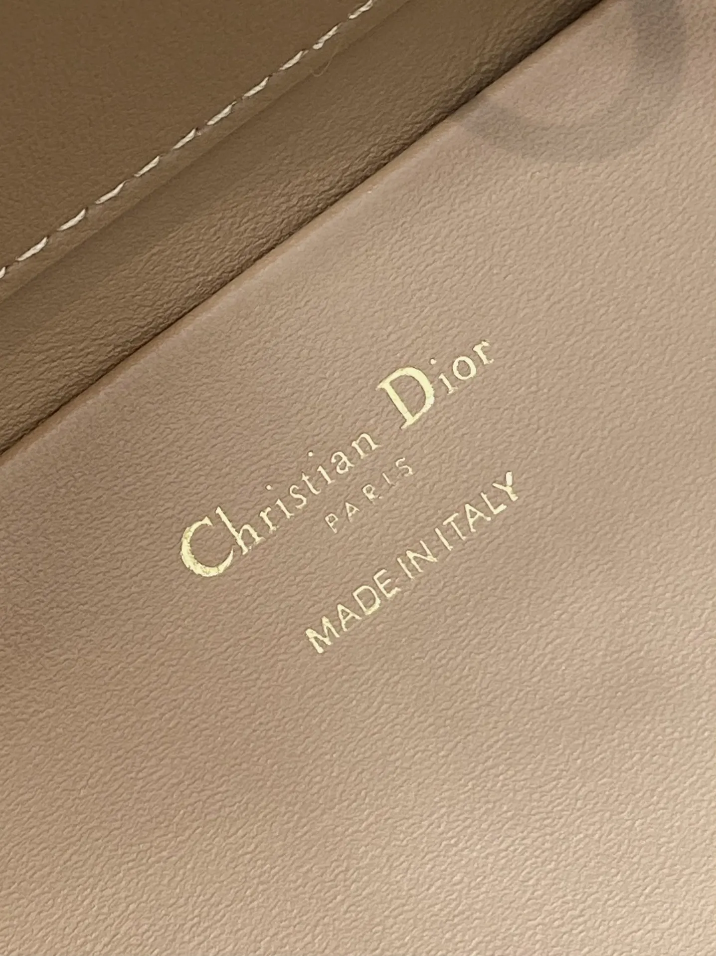 Dior Caramel Toujours Vertical Medium Handbag - Detail view 9
