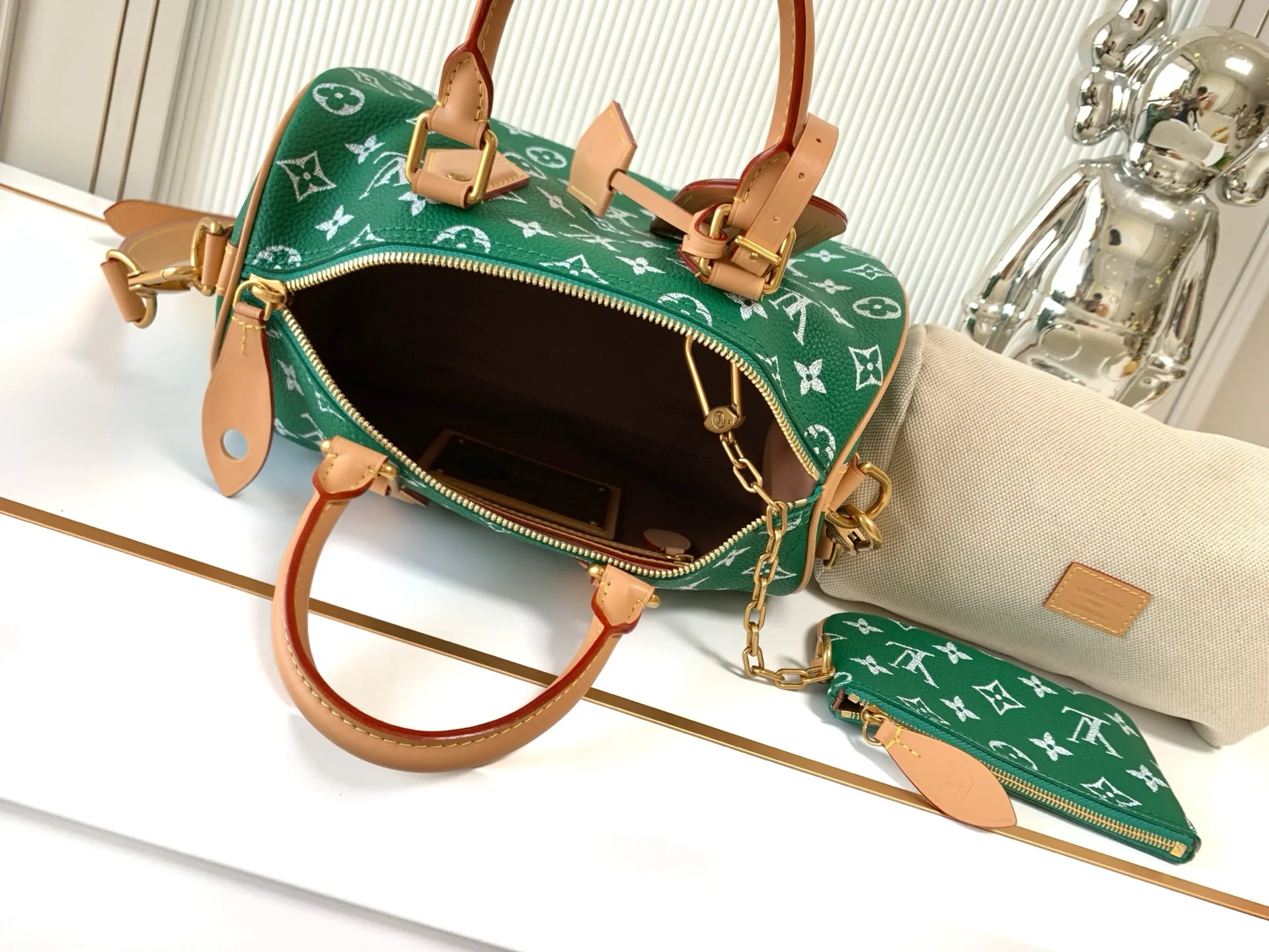 Louis Vuitton M24423 Green Speedy P9 Bandouliere 25 Bag - Detail view 11
