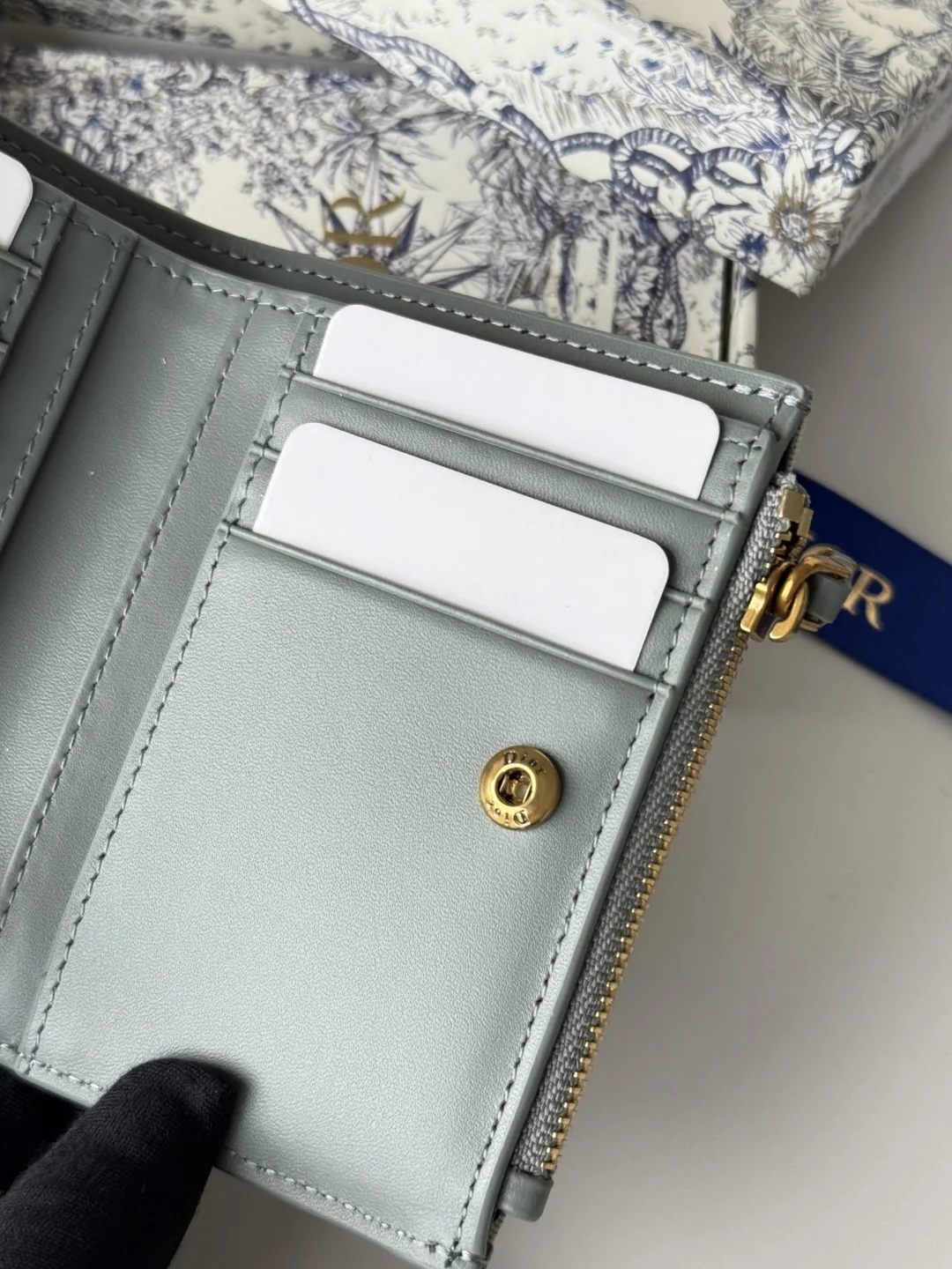 Dior S2197UBHZ_M928 Dior Caro Dahlia Wallet - Detail view 10
