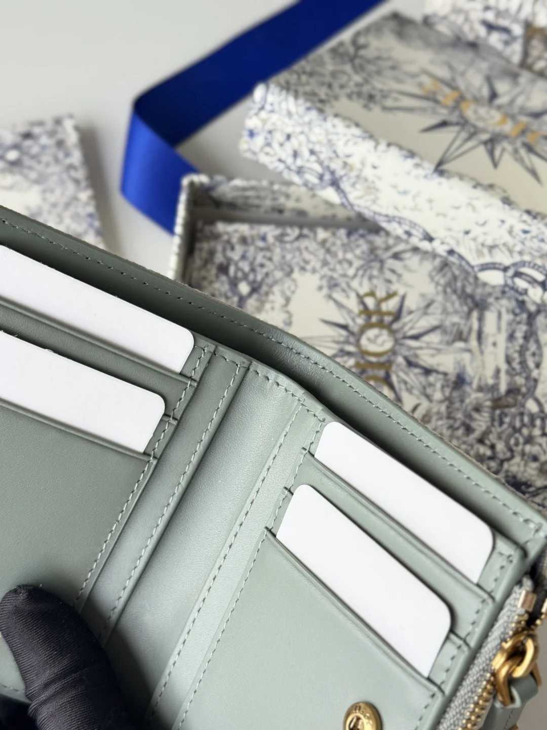 Dior S2197UBHZ_M928 Dior Caro Dahlia Wallet - Detail view 11