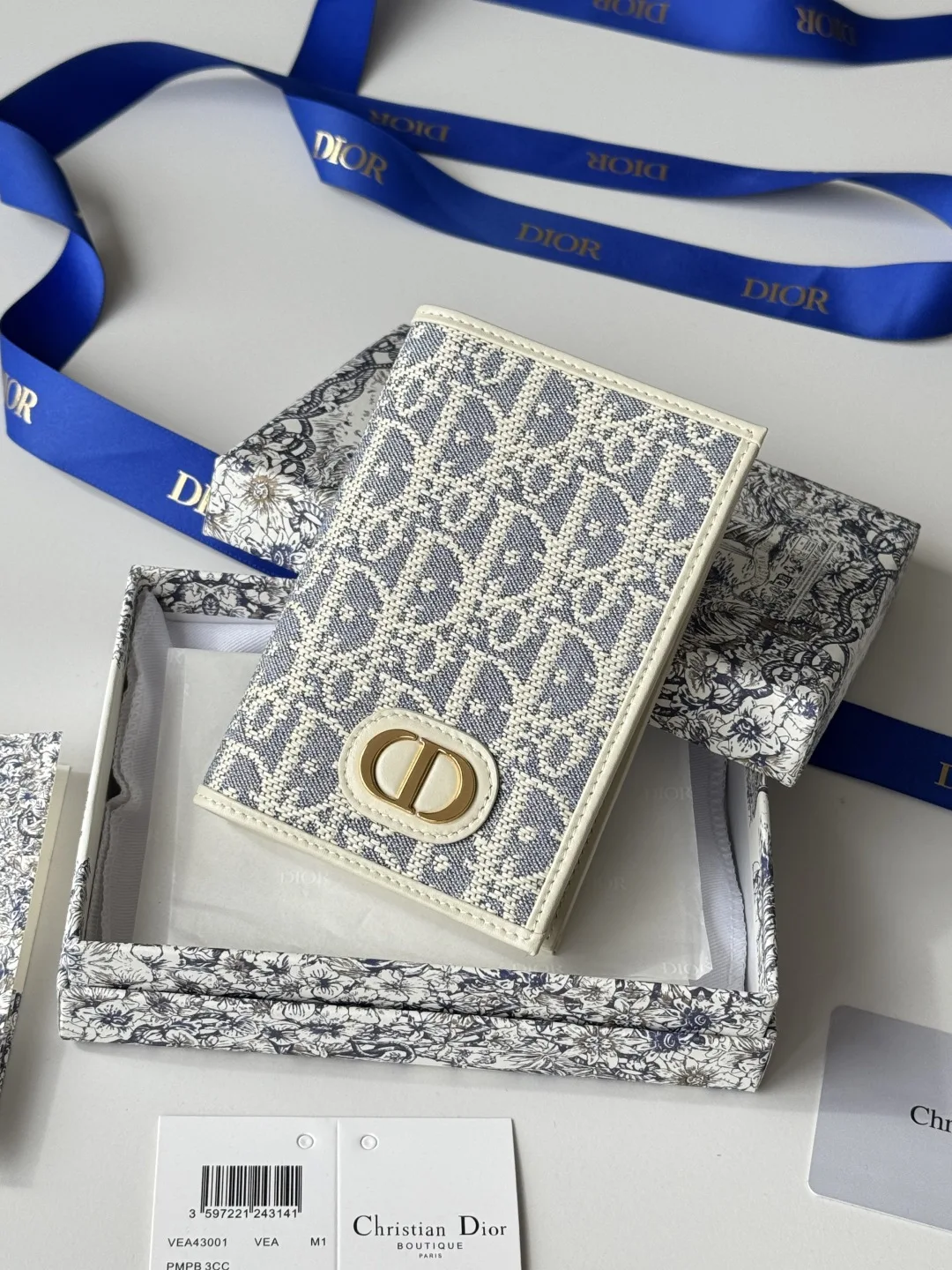 Dior S2353 Oblique Print Embossed Logo Bifold Passport Holder - Detail view 2