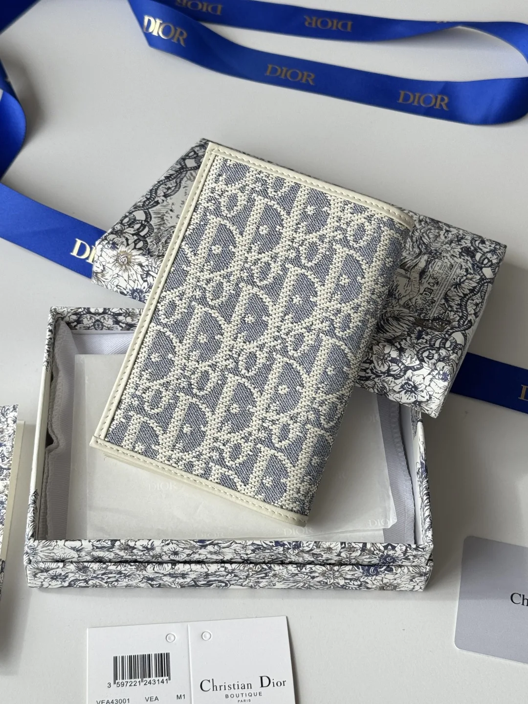 Dior S2353 Oblique Print Embossed Logo Bifold Passport Holder - Detail view 3