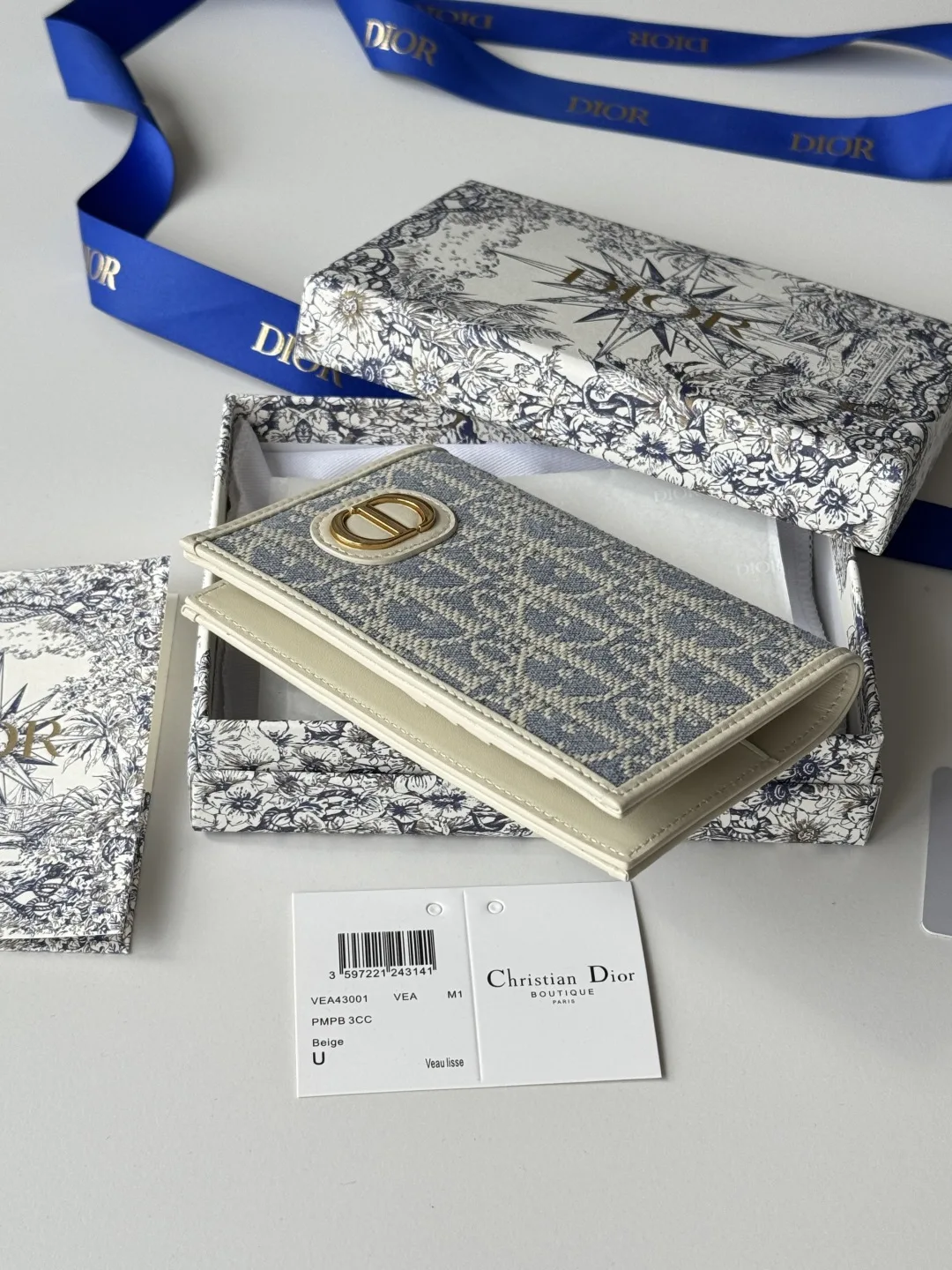 Dior S2353 Oblique Print Embossed Logo Bifold Passport Holder - Detail view 4