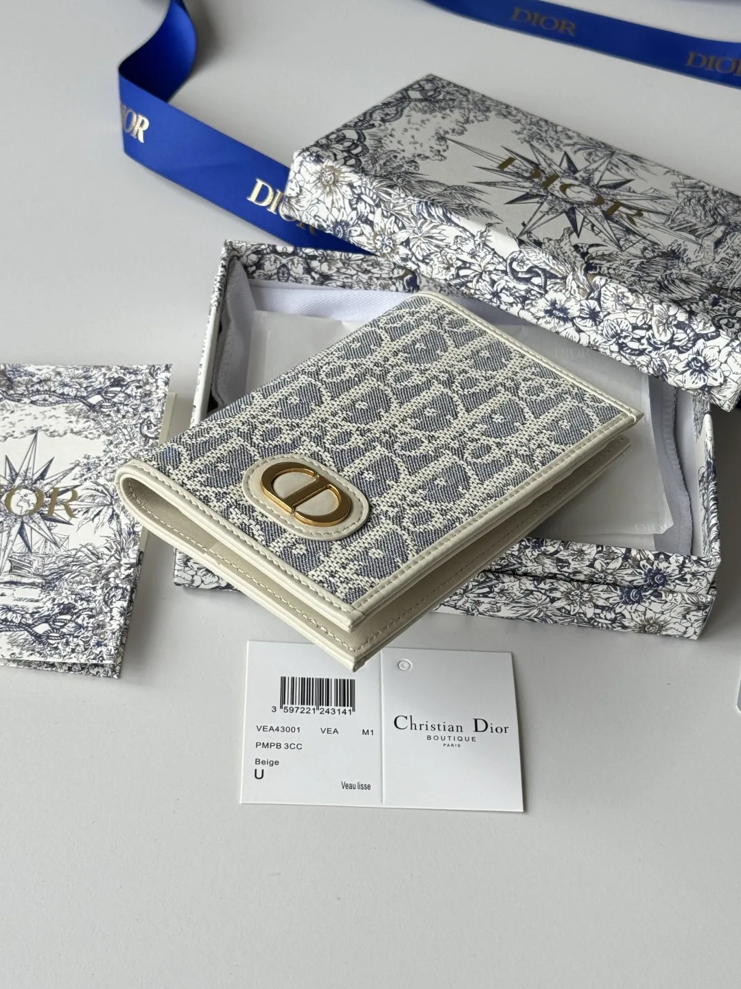 Dior S2353 Oblique Print Embossed Logo Bifold Passport Holder - Detail view 5