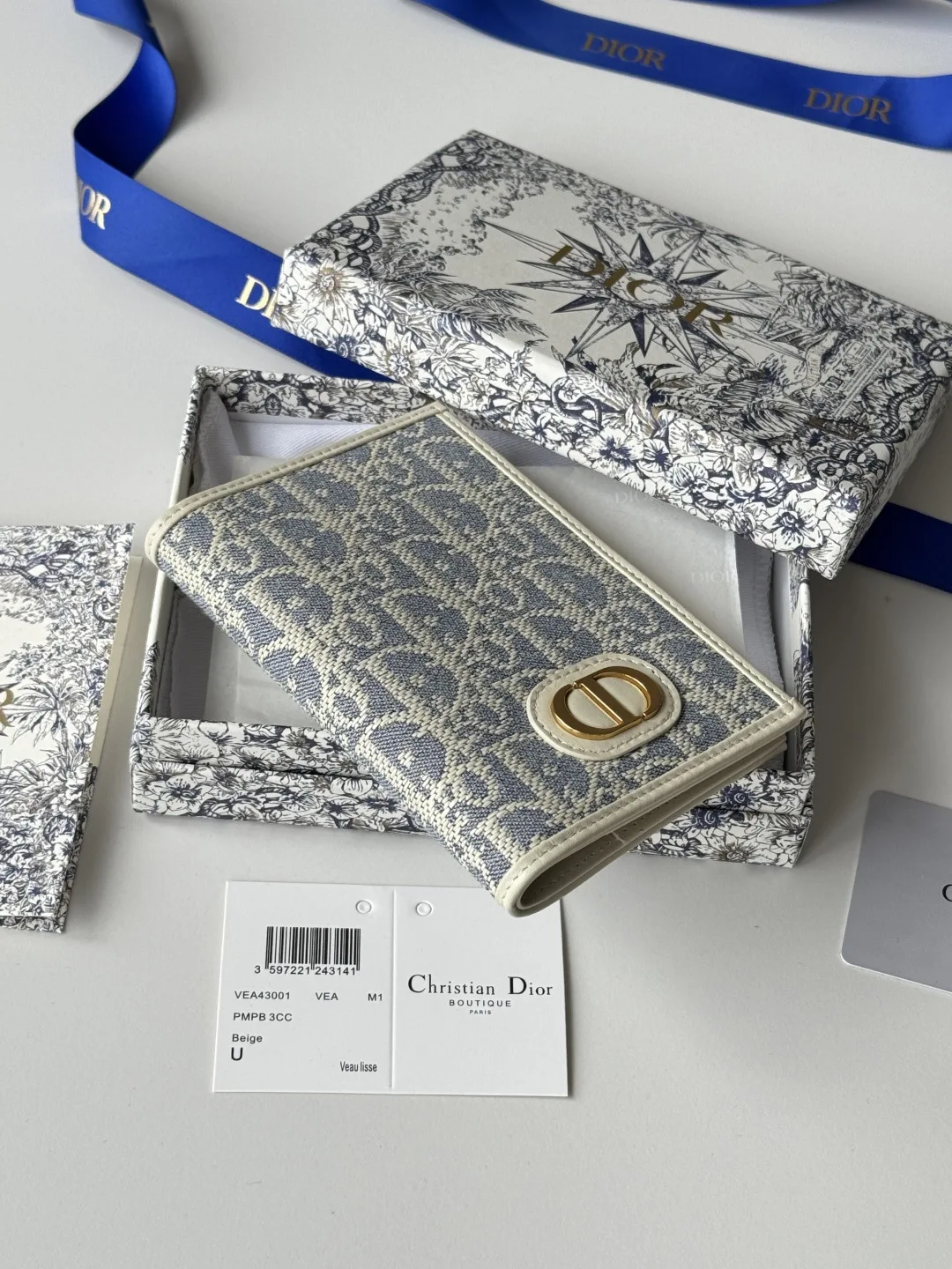 Dior S2353 Oblique Print Embossed Logo Bifold Passport Holder - Detail view 6