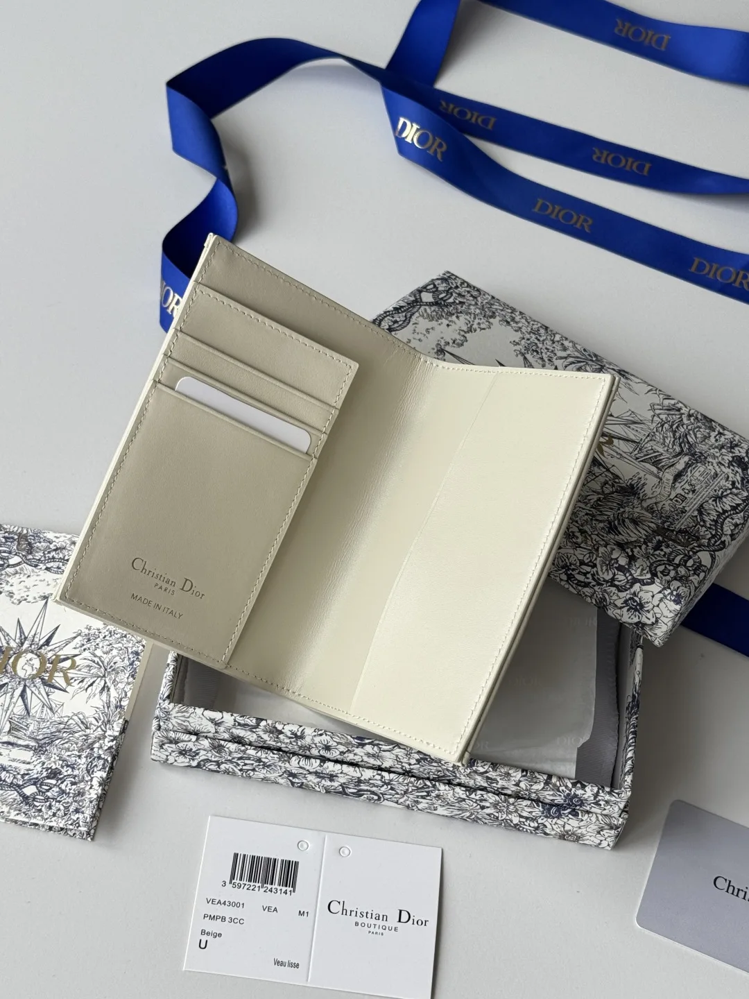 Dior S2353 Oblique Print Embossed Logo Bifold Passport Holder - Detail view 7