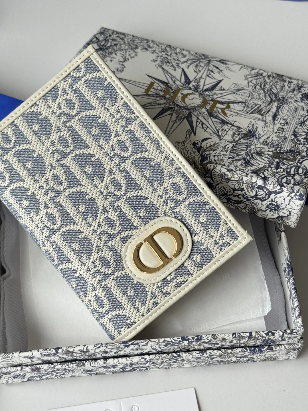 Dior S2353 Oblique Print Embossed Logo Bifold Passport Holder - Detail view 8