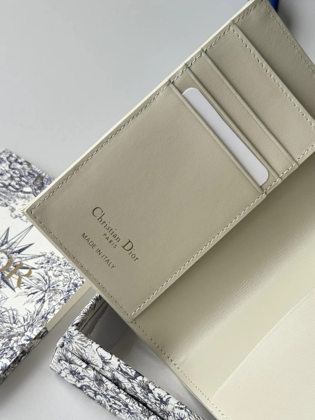 Dior S2353 Oblique Print Embossed Logo Bifold Passport Holder - Detail view 9