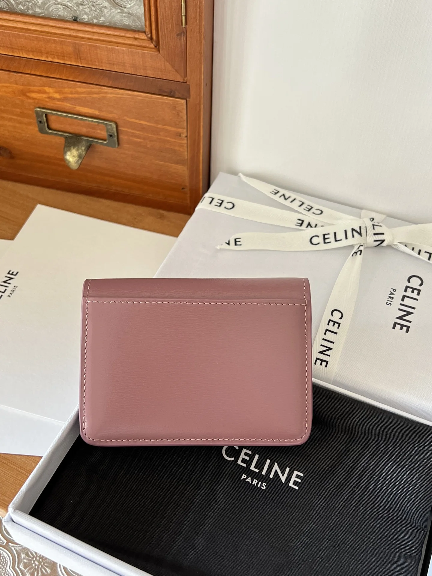 Celine 10I5834 TRIOMPHE Shiny Calfskin Flap Card Holder - Detail view 2