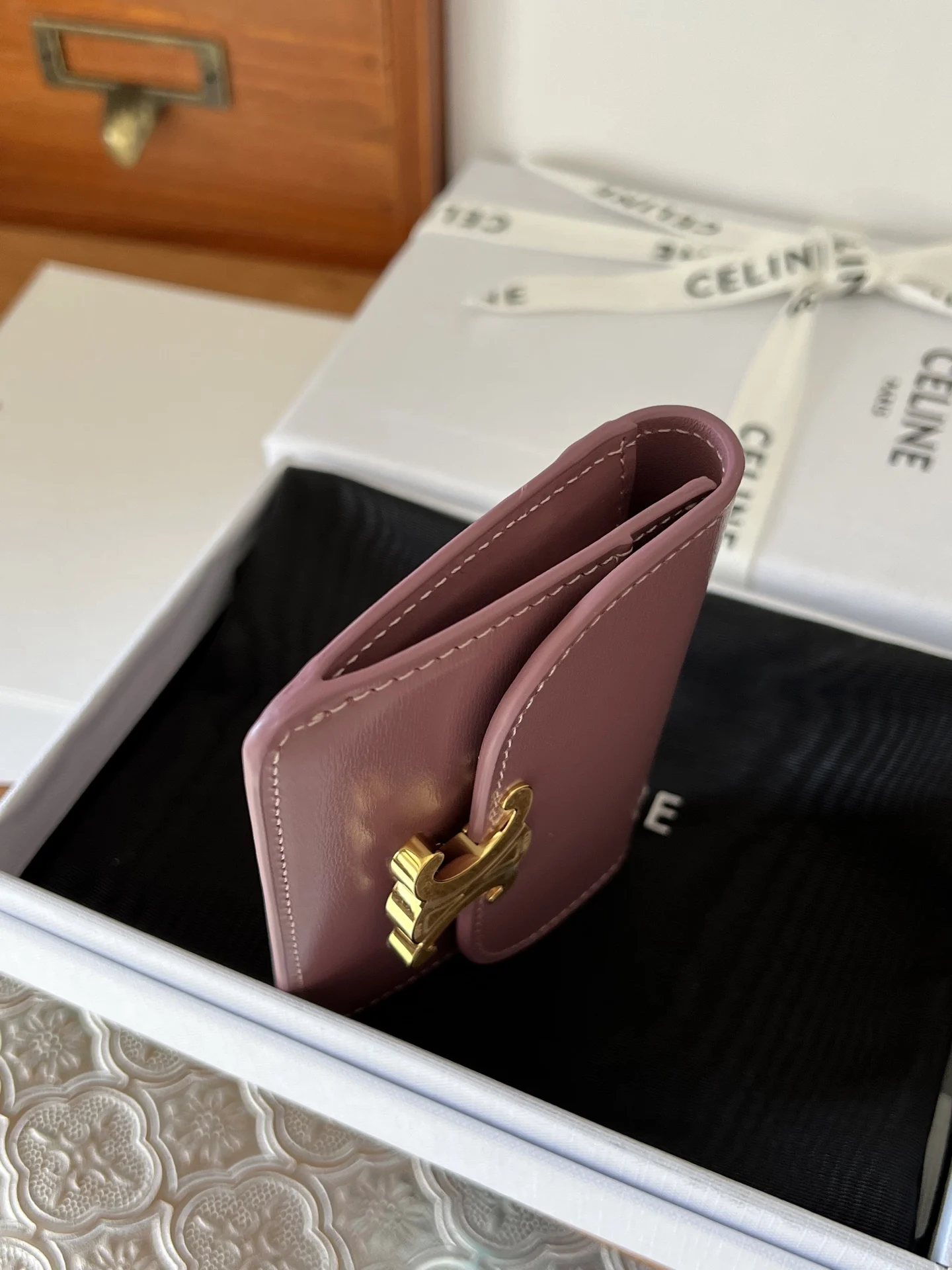 Celine 10I5834 TRIOMPHE Shiny Calfskin Flap Card Holder - Detail view 3