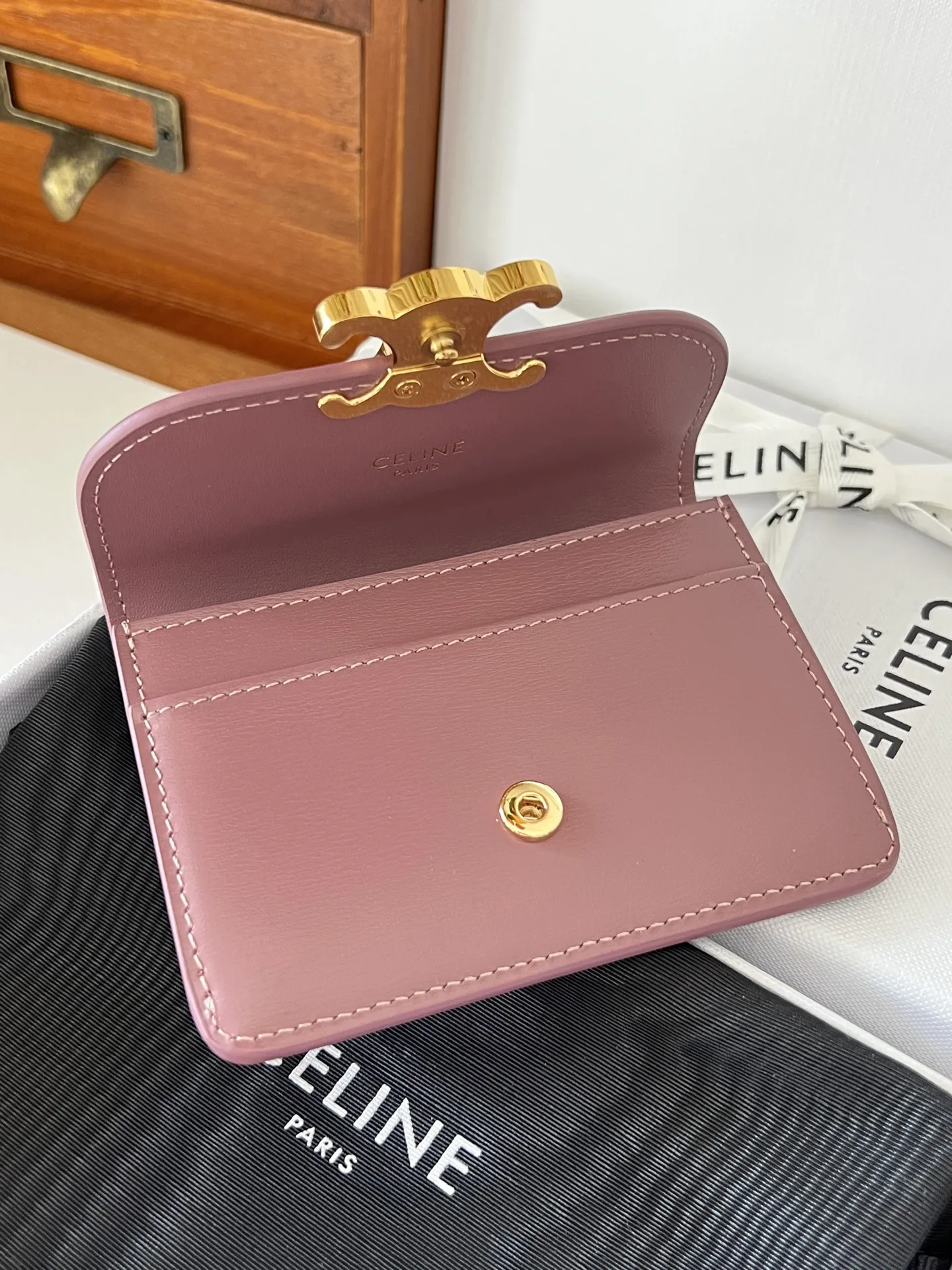 Celine 10I5834 TRIOMPHE Shiny Calfskin Flap Card Holder - Detail view 4
