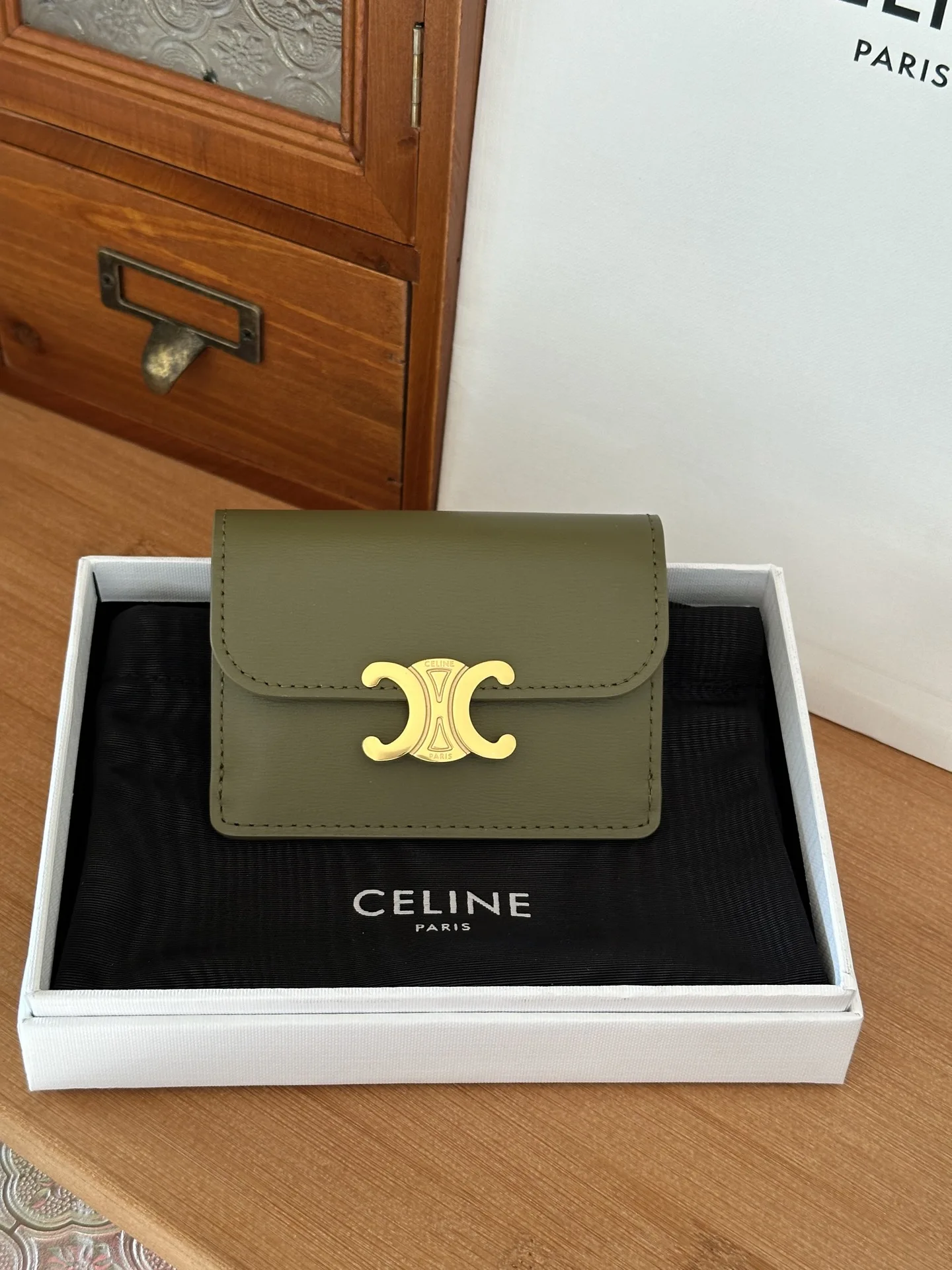 Celine 10i5834 TRIOMPHE Glossy Cowhide Leather Flap Card Holder - Detail view 1