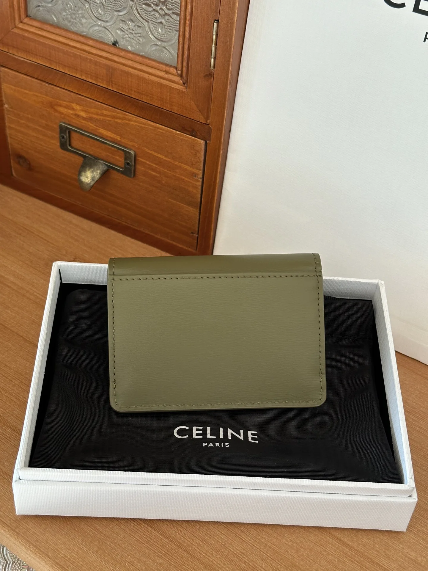 Celine 10i5834 TRIOMPHE Glossy Cowhide Leather Flap Card Holder - Detail view 2