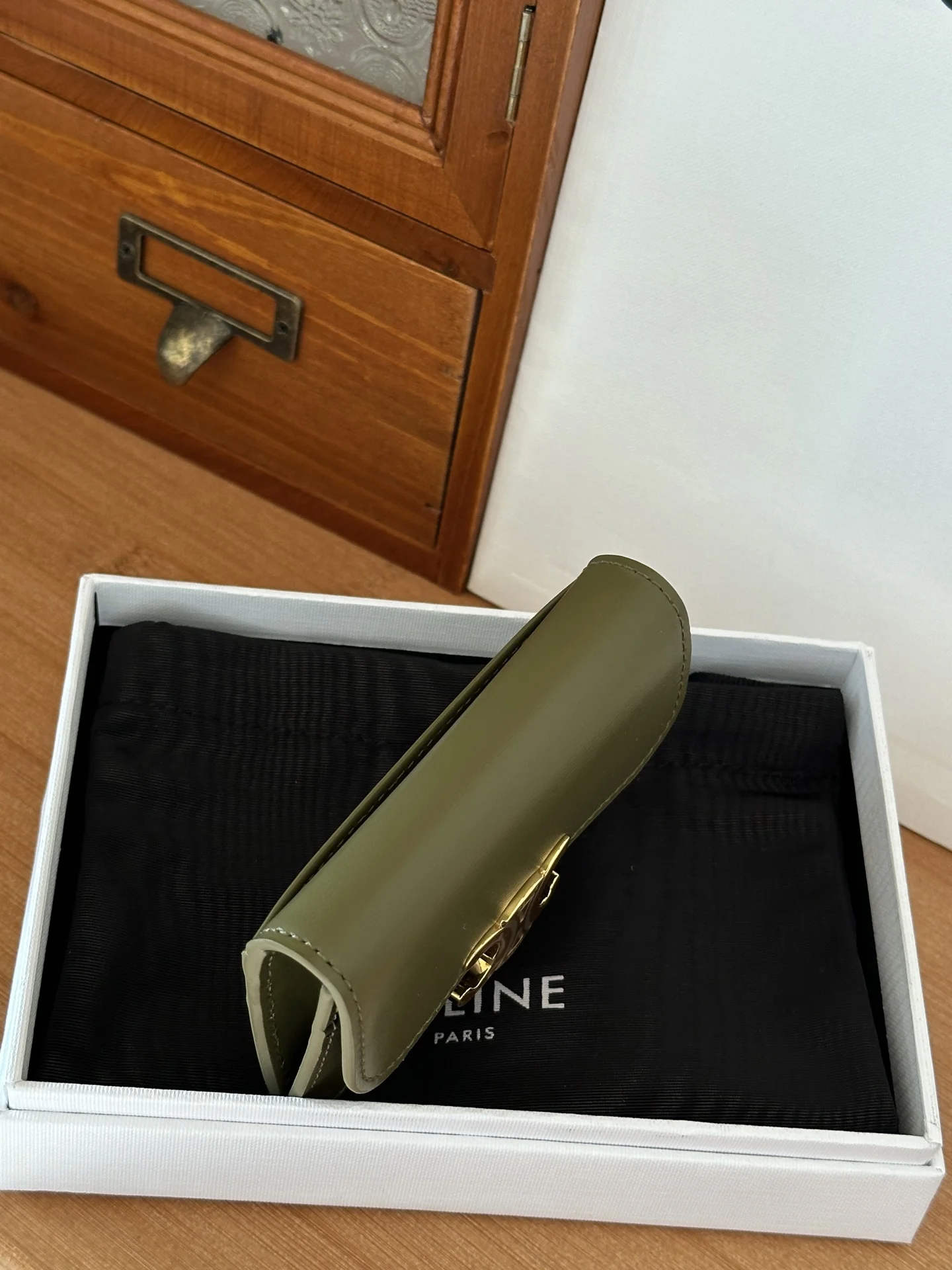 Celine 10i5834 TRIOMPHE Glossy Cowhide Leather Flap Card Holder - Detail view 3