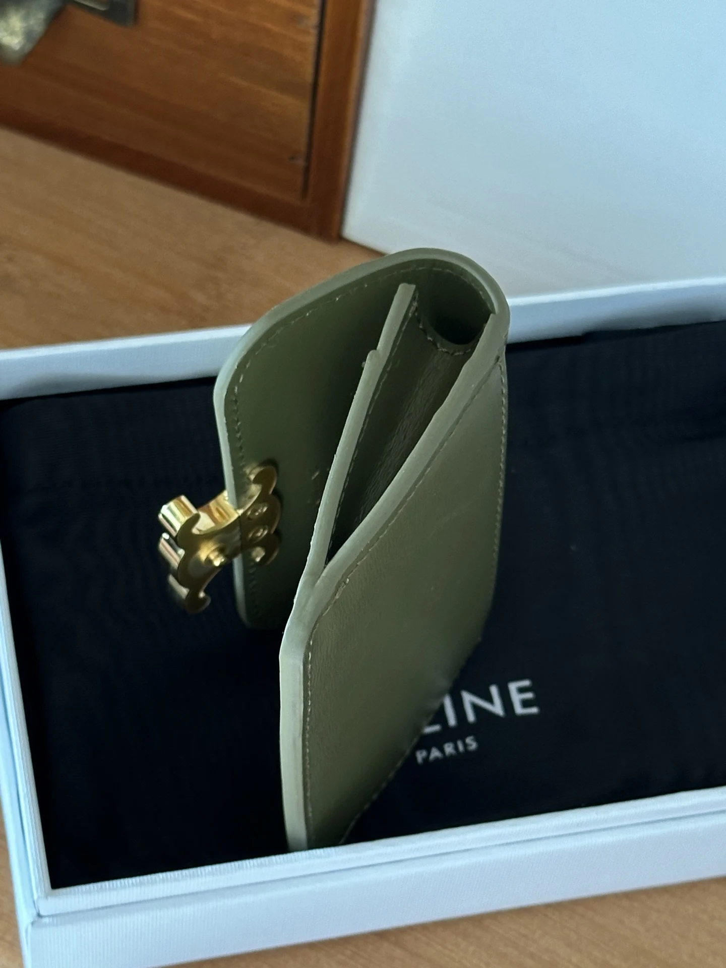 Celine 10i5834 TRIOMPHE Glossy Cowhide Leather Flap Card Holder - Detail view 4