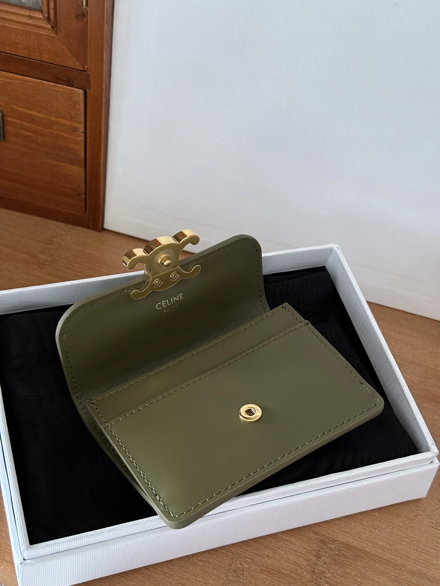 Celine 10i5834 TRIOMPHE Glossy Cowhide Leather Flap Card Holder - Detail view 5