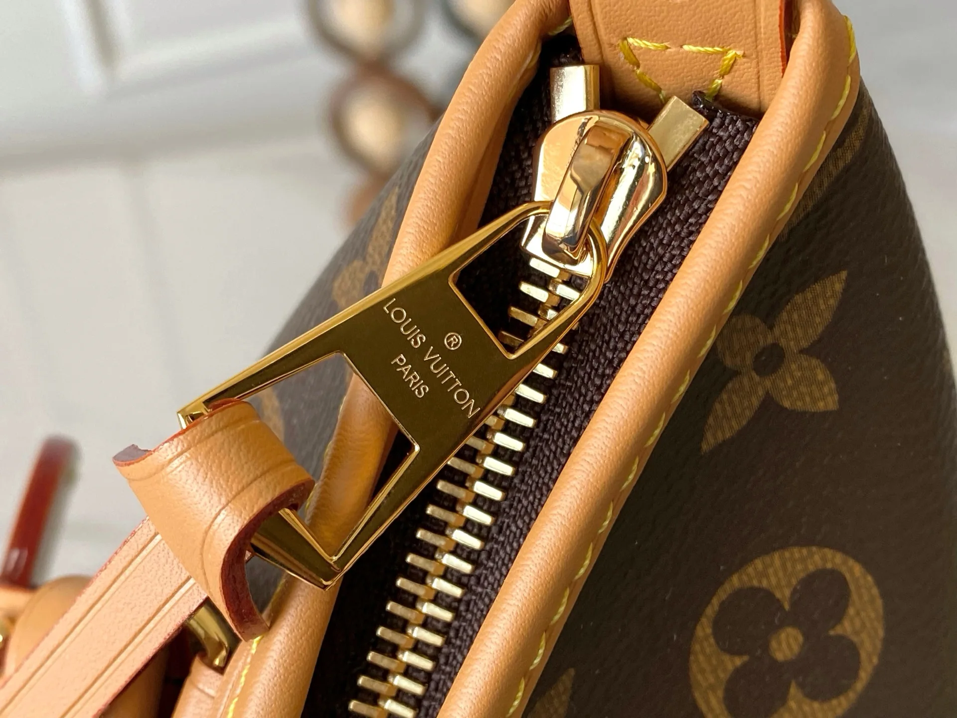 Louis Vuitton M28101 Monogram CarryAll East West Bag - Detail view 7