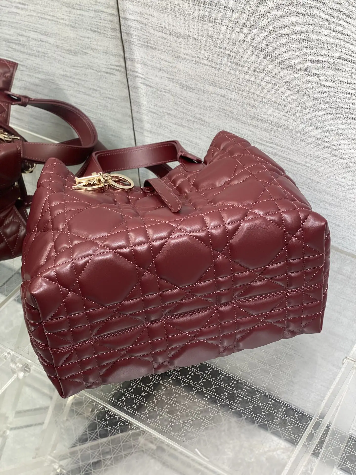 Dior Medium Toujours handbag in burgundy - Detail view 7