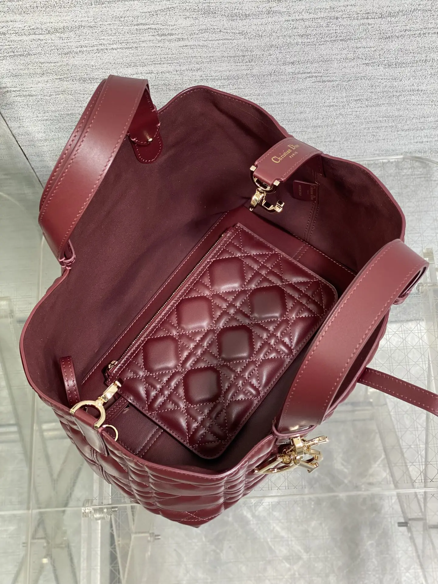 Dior Medium Toujours handbag in burgundy - Detail view 8