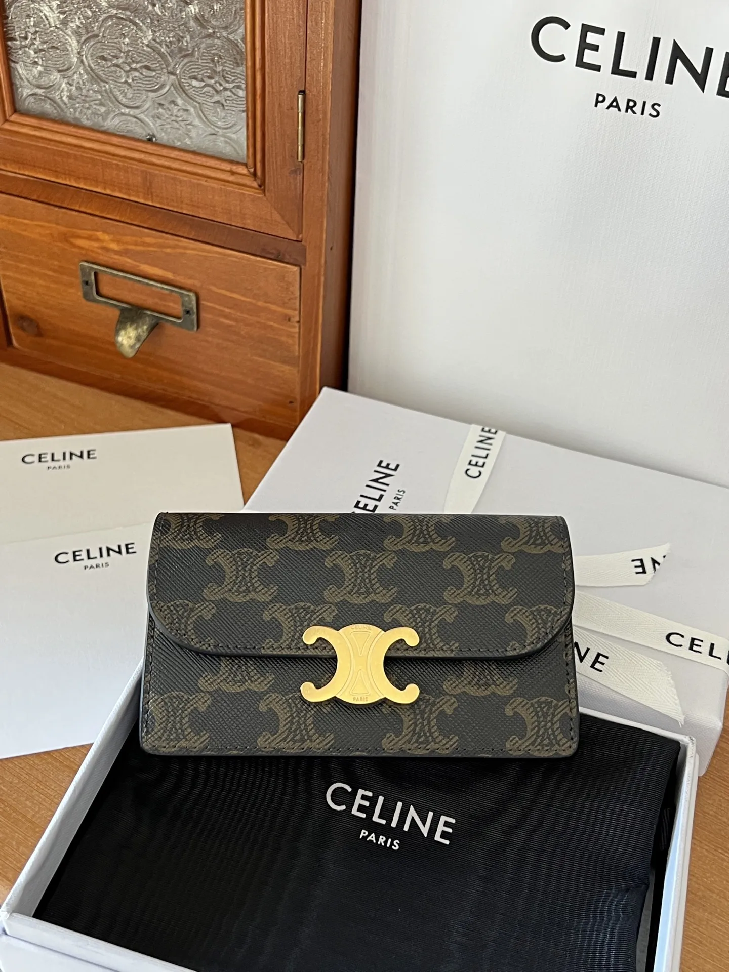Celine 10P073 TRIOMPHE FLAP WALLET CARD HOLDER - Detail view 1
