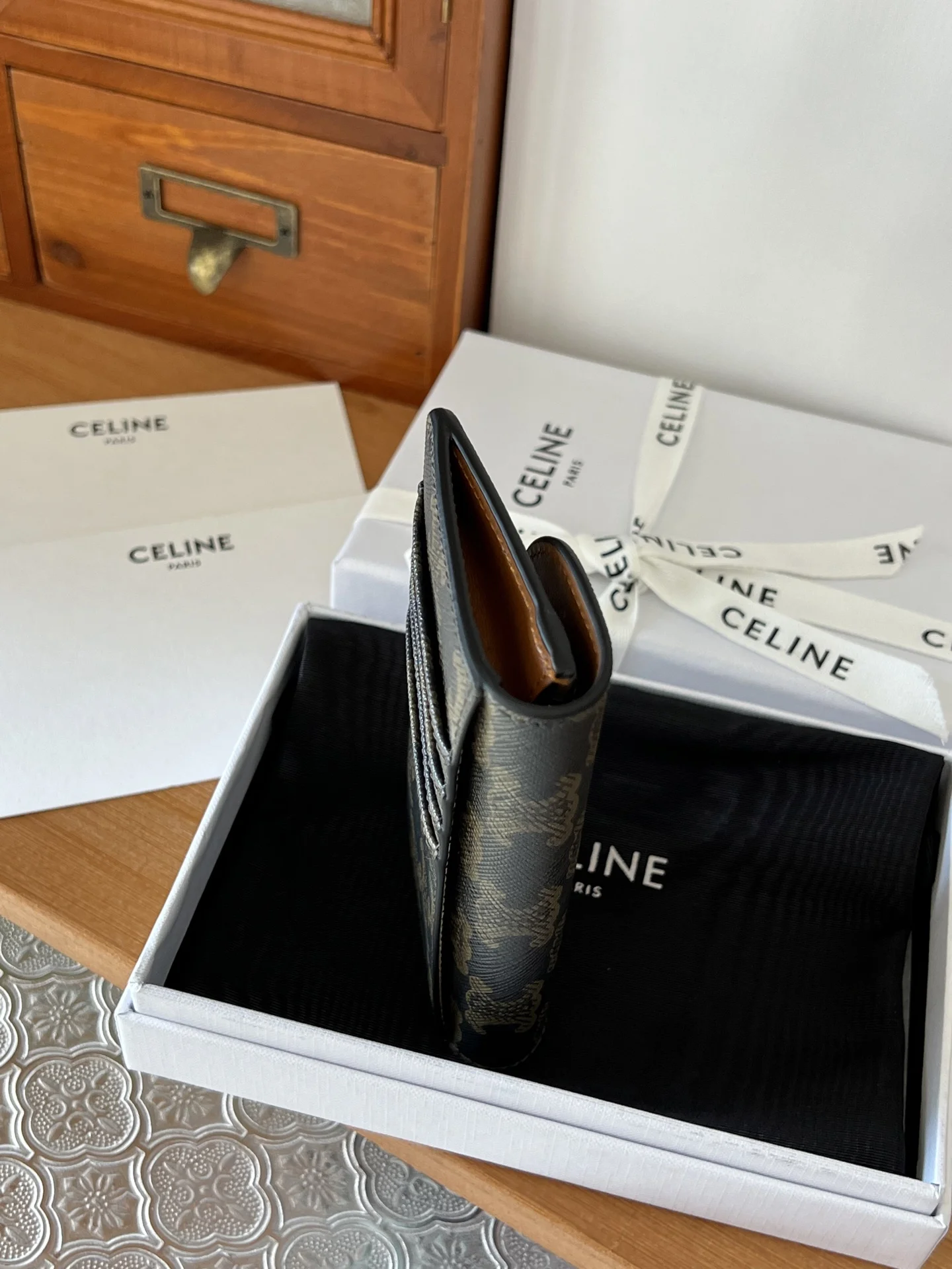Celine 10P073 TRIOMPHE FLAP WALLET CARD HOLDER - Detail view 4