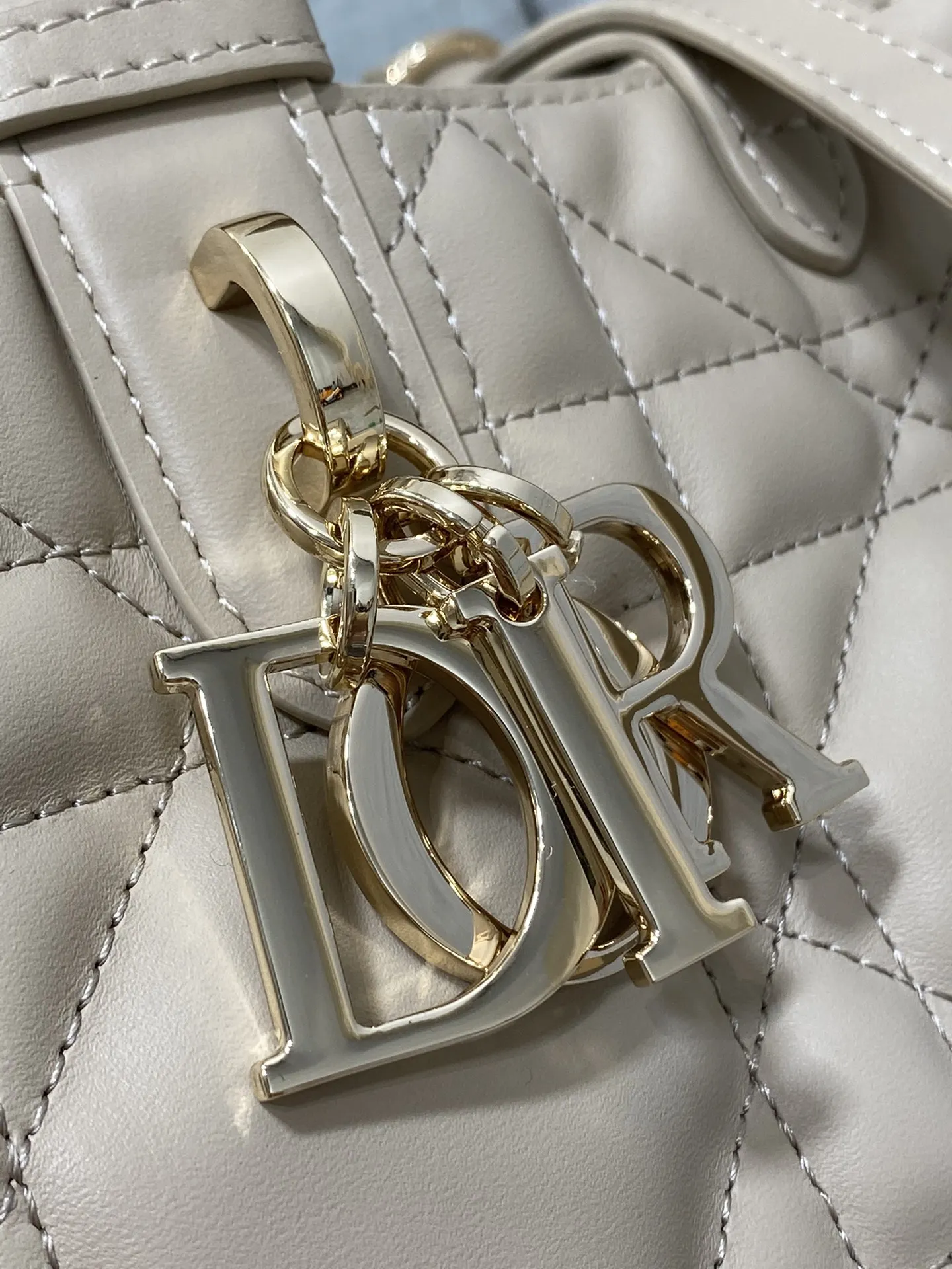 Dior Rouge Carmin Toujours Medium Handbag - Detail view 2
