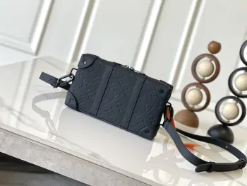 M80224 黑色压花 Trunk Wallet 手袋